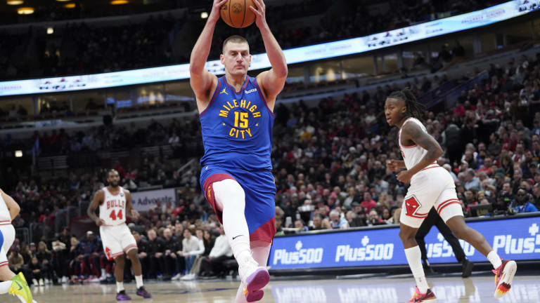 Nikola Jokic expulsado contra los Bulls, provocando abucheos en la multitud de Chicago.